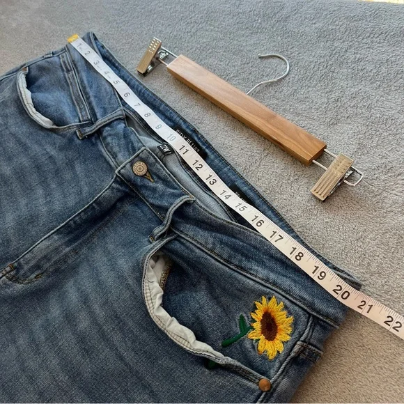 Judy Blue High Rise Relaxed Fit Sunflower Embroidered‎ size 22W - Picture 8 of 10